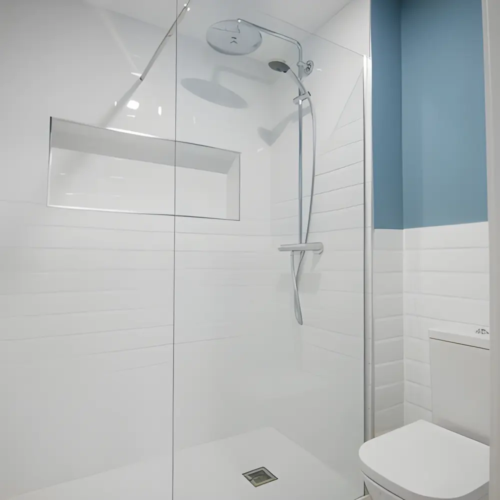 Alicatado de azulejos en un baño de Toledo