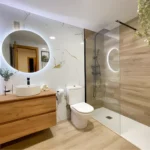 Baño reformado en Toledo con mampara y grifería nueva